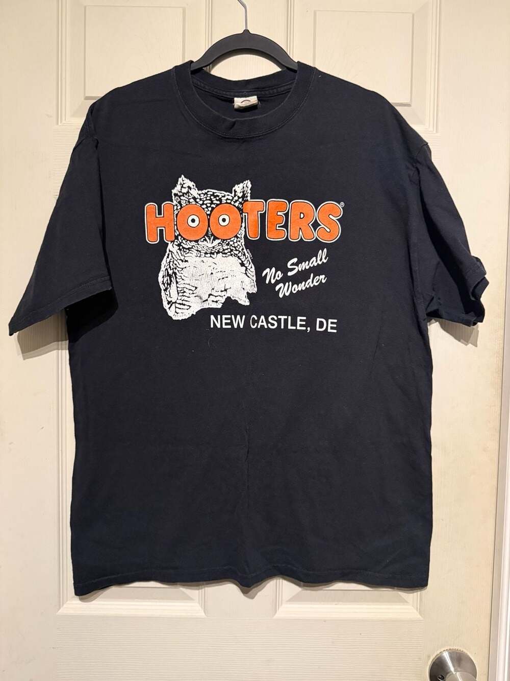 Delta Hooters New Castle DE T-Shirt Size XL Black Graphic Tee